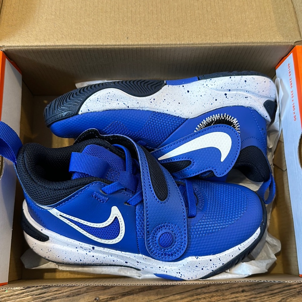 11Y NEW Nike Team Hustle Sneakers